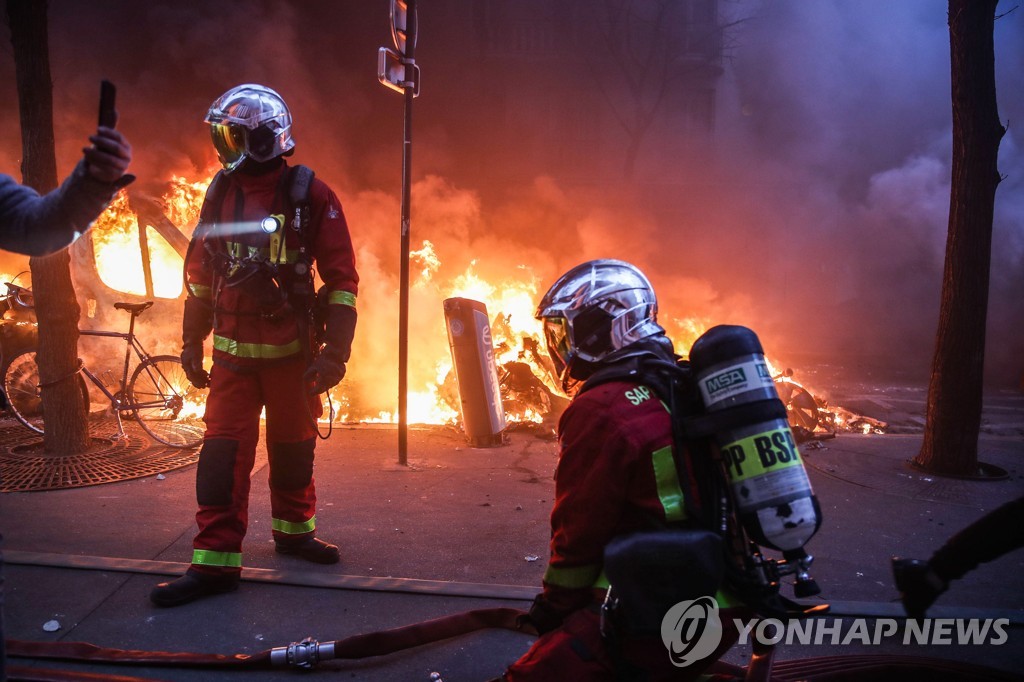 점점 과격해지는 프랑스 보안법 반대 시위…경찰, 95명 체포