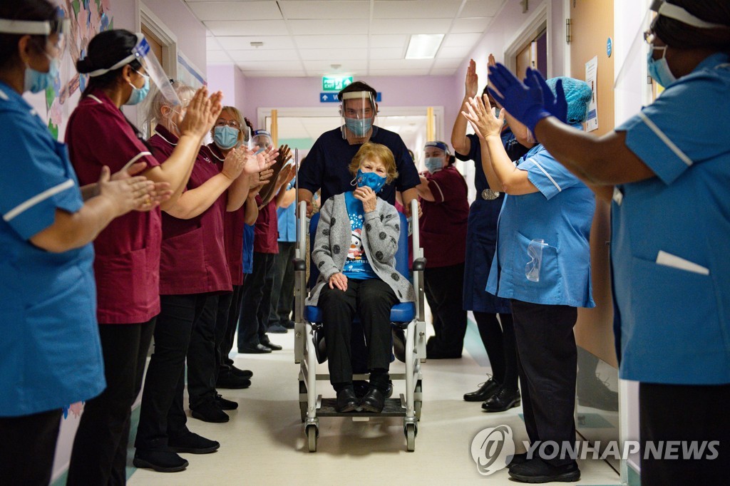 화이자 백신 안전한가…"알레르기 있거나 청소년은 피해야"