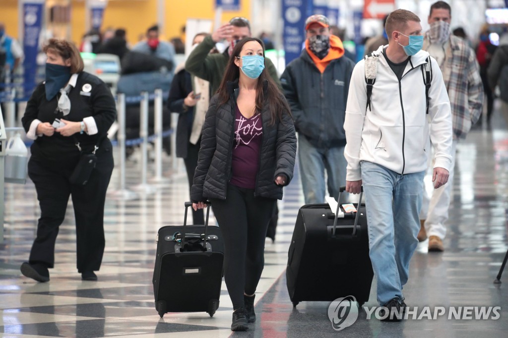 "미국서 백신 불신 누그러져"…크리스마스발 확산 경고음은 증폭