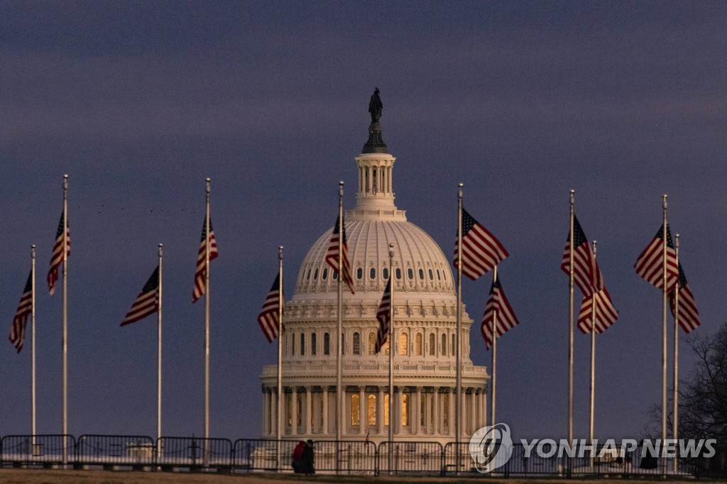 트럼프, 코로나 부양책 포함 대규모 예산안 서명…돌연 맘 바꿔(종합)