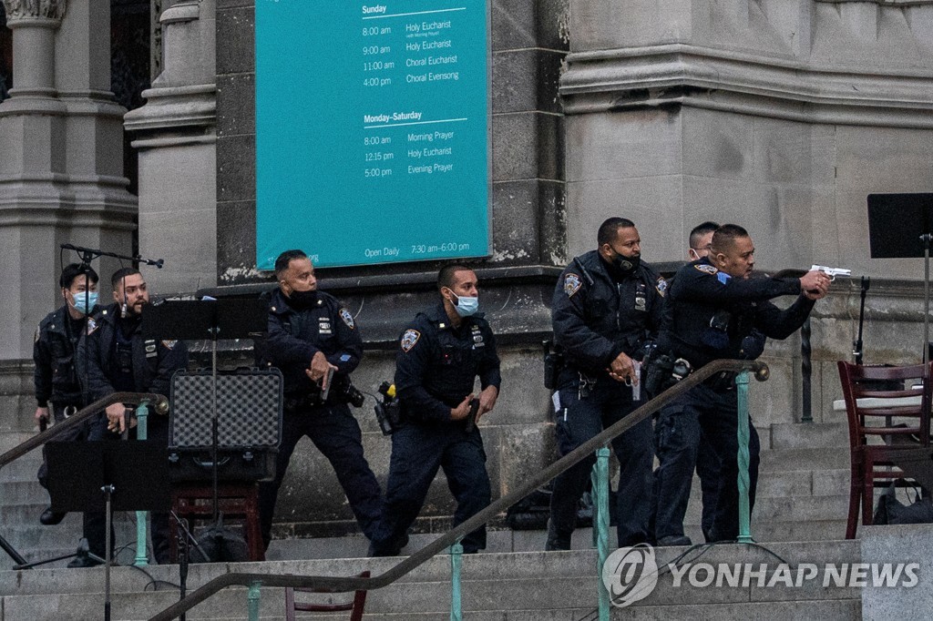 뉴욕 대성당 앞 성가대 공연 직후 총격…용의자 사살