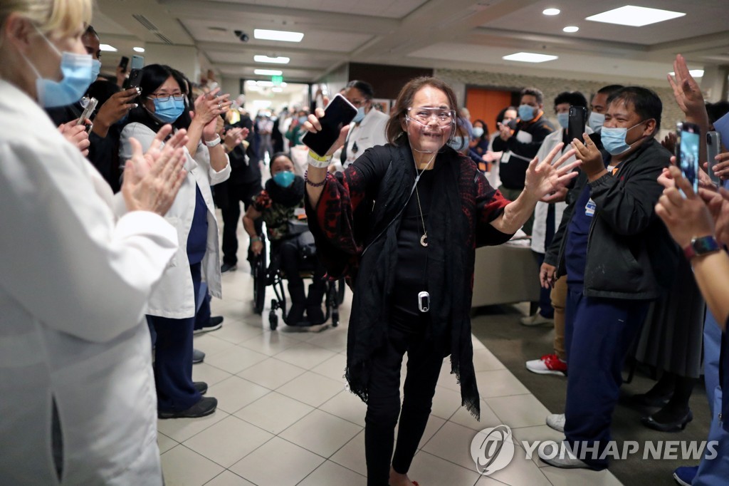 '8개월 사투' 코로나 병마 이긴  간호사…박수받고 두발로 퇴원