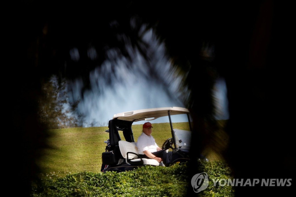 "트럼프 부양안 반대 돌려라"…성탄절 골프장 '광란의 설득작전'