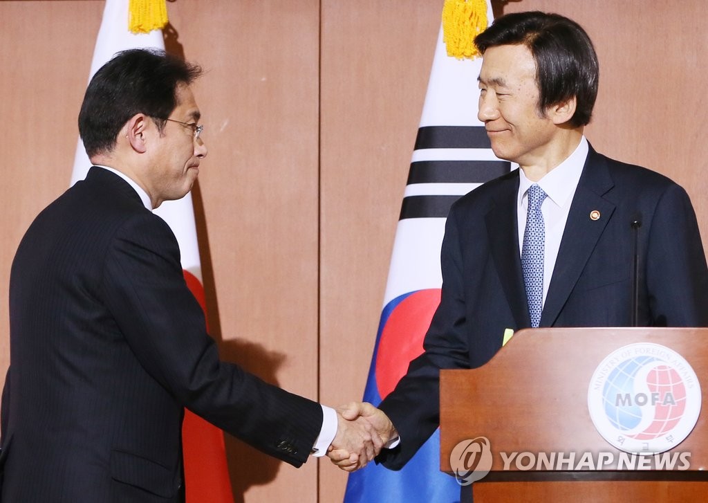 일본 외무상 "위안부 합의, 정권 바뀌더라도 실행해야"