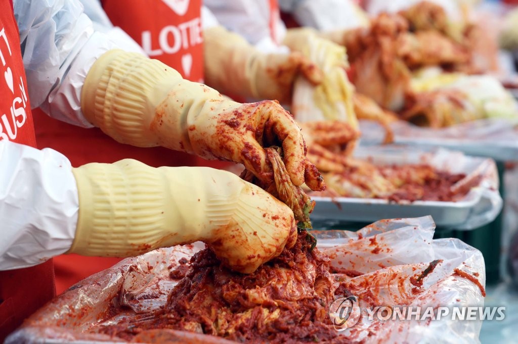 롯데 계열사 1만 포기 김치 담그기…부산지역 3천 가구에 전달