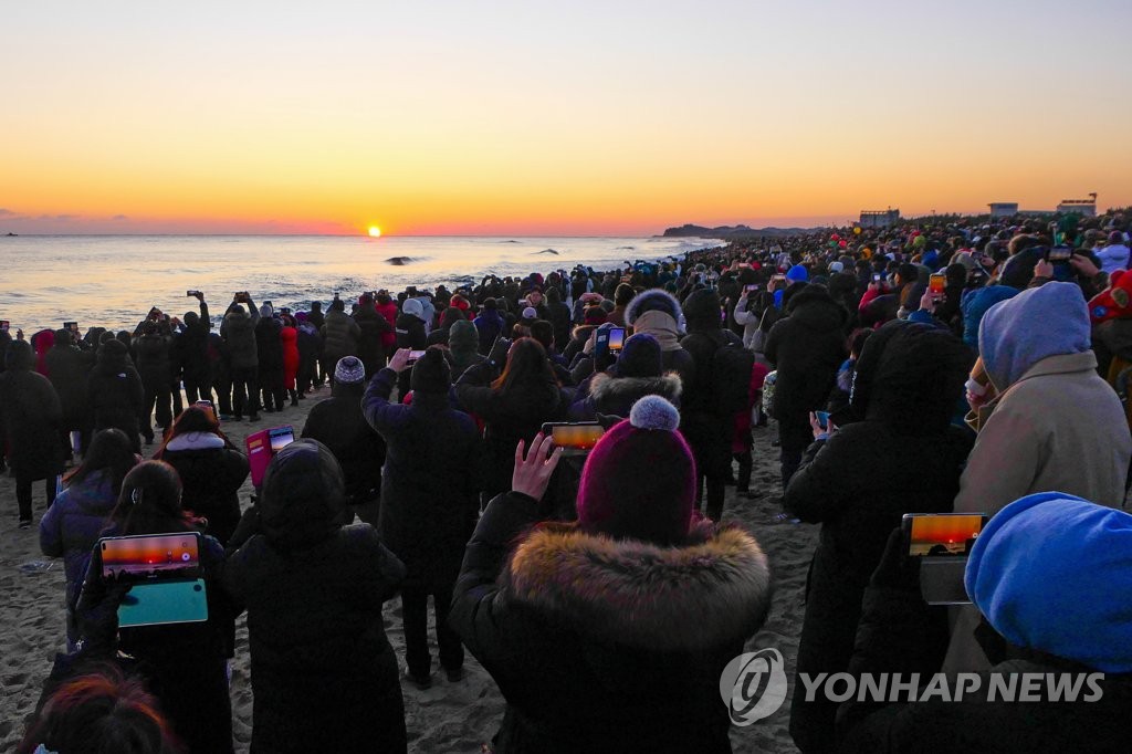 '2021년은 집에서 맞이해요'…코로나에 연말연시 행사 줄취소