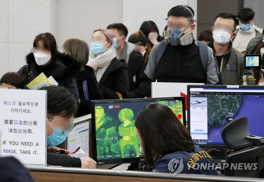 김해국제공항 8개월 만에 국제선 손님 도착