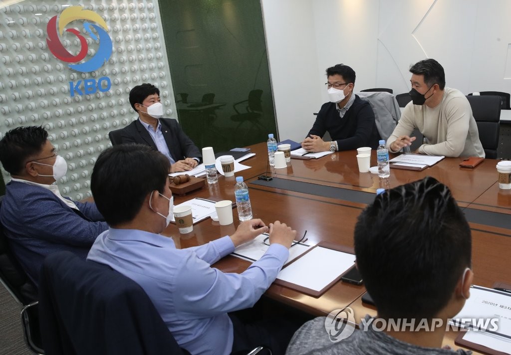 프로야구 단장들 "코치 영입은 포스트시즌 끝나고 합시다"