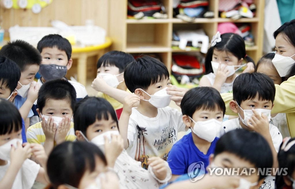 마스크 잘 착용한 아이들, 집단감염 막아…'어른들도 본받자'