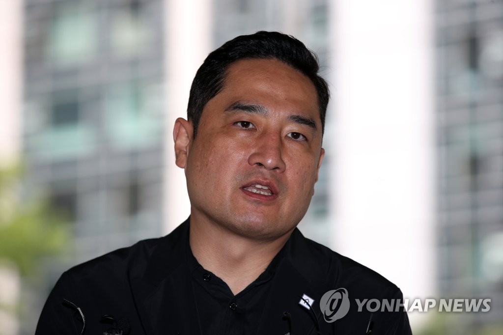 '대통령 명예훼손' 강용석, 체포 뒤 8시간 만에 귀가