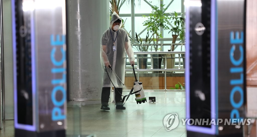 '무단이탈 확진자와 동선 겹친다'…보건당국은 "들은 바 없어요"