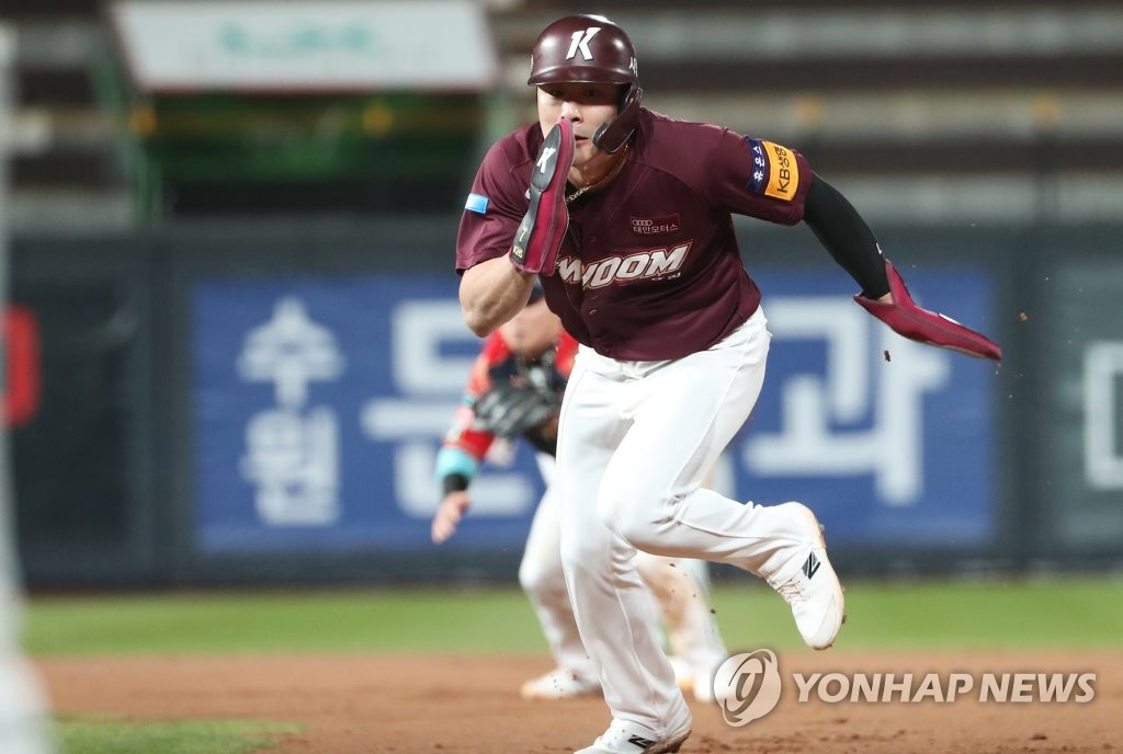 팬그래프닷컴 "김하성, 빠른 공 대처 능력이 관건"