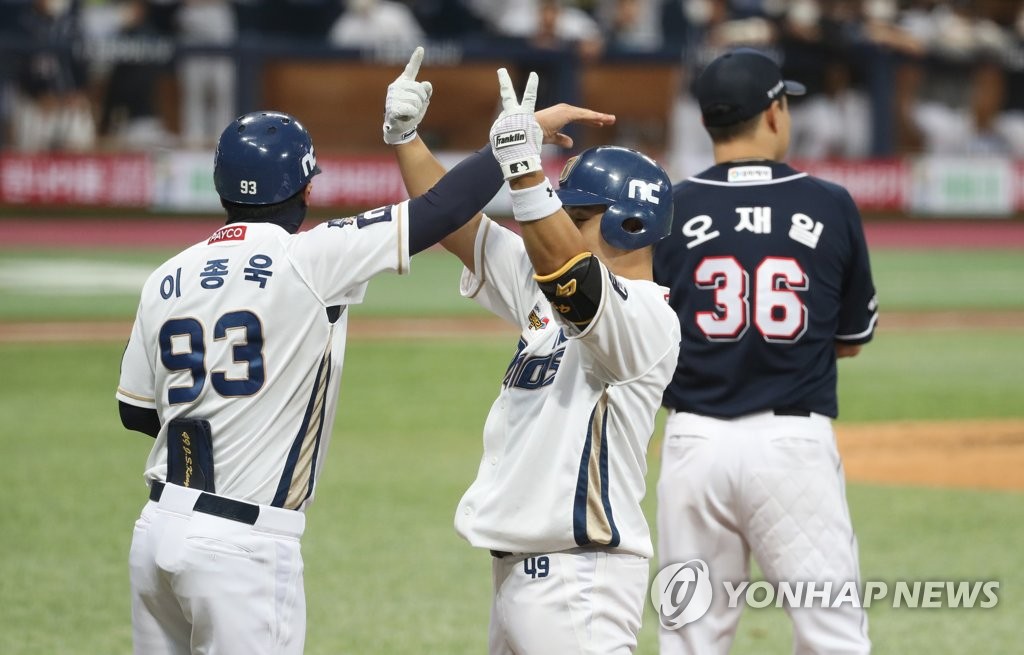 '첫 우승' 이종욱 NC 코치가 1루에서 선수들에게 해준 말들은