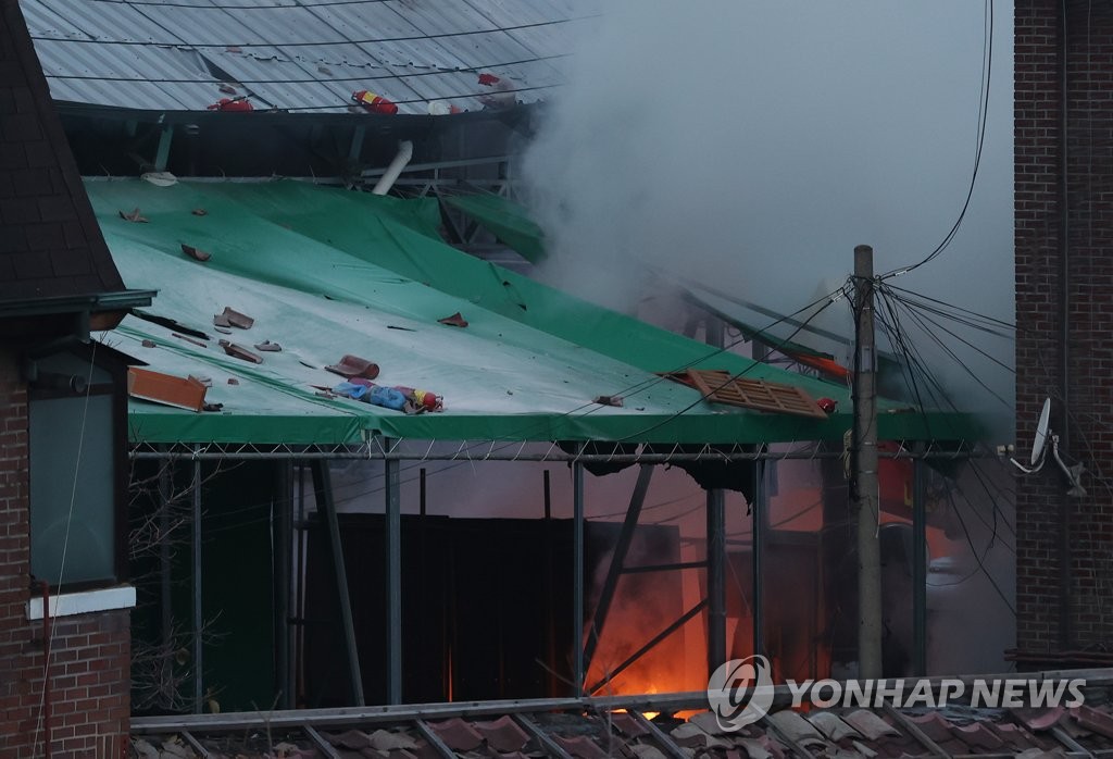 경찰, 사랑제일교회 압수수색해 화염방사기·가스통 발견(종합2보)