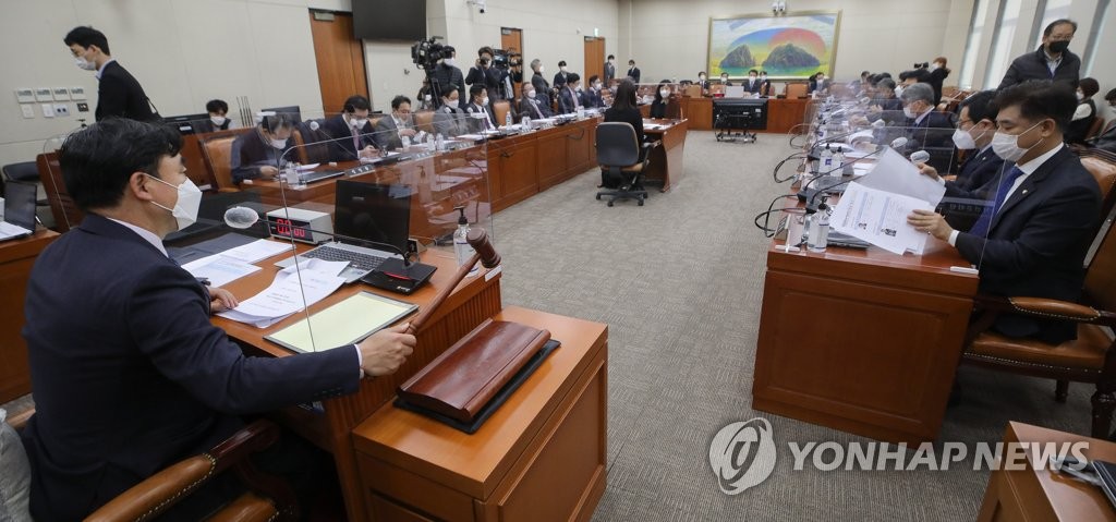 정무위, 불법공매도 처벌강화·착오송금인 반환법 의결