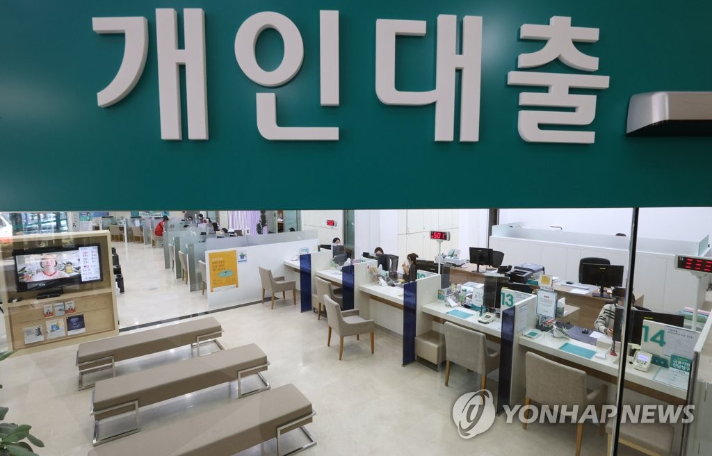 윤석헌 "대출 총량관리 당분간 유지…은행권 배당은 15~25%"(종합)