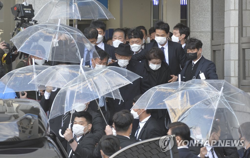 전두환 재판부, 왜 실형·벌금형 대신 집행유예 택했나