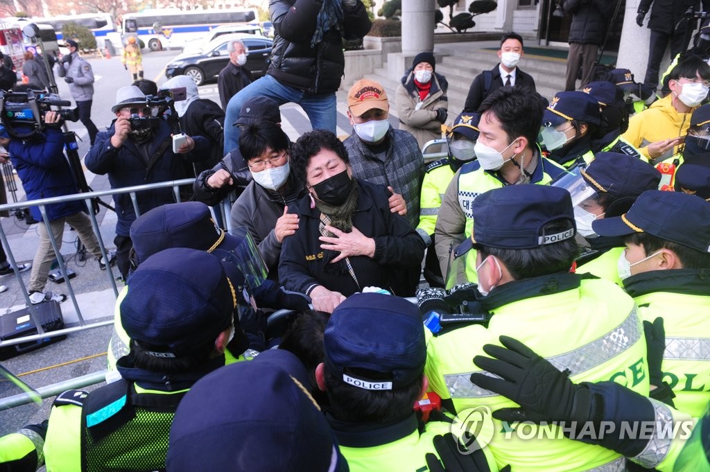 전두환 재판부, 왜 실형·벌금형 대신 집행유예 택했나