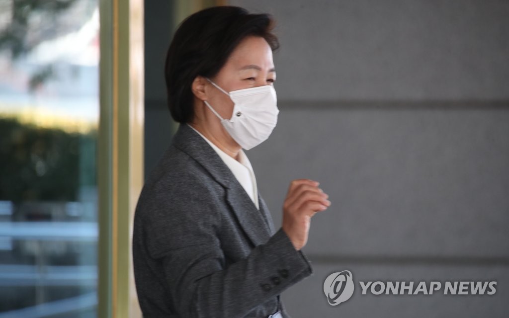 현직 검사 "秋, 장관직서 사퇴하라"…내부 첫 사퇴 요구