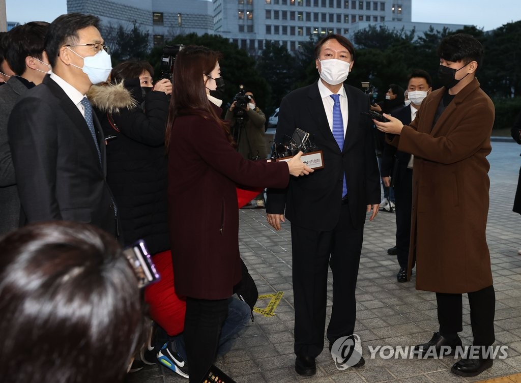 법원·감찰위 "윤석열 직무배제 부당"…징계위 이틀 연기