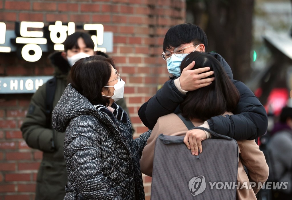 [수능] 응원 없는 `방역 수능'…가족과 포옹 후 조용히 입실