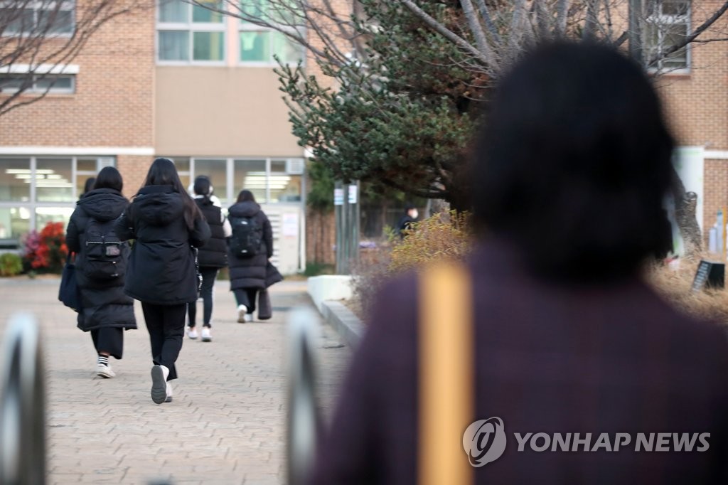 [수능] "아들 힘내" 차분한 분위기 속 수험생 입실