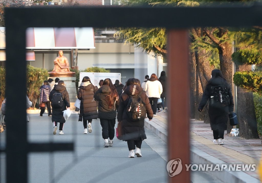 [수능] 시끌벅적 응원 사라진 시험장…수험생들 조용히 입실