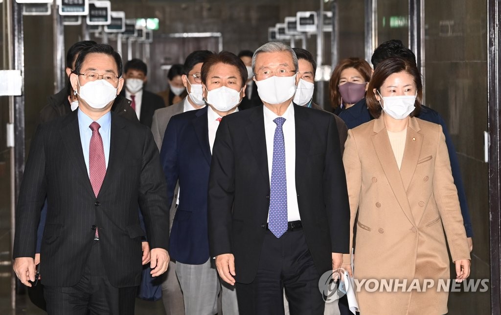 '지지율 역전은 尹효과'…자력 1위 고민하는 국민의힘