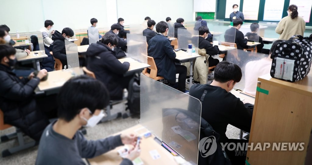 방역당국 "고생한 수험생들, 친구 모임은 자제해주세요"