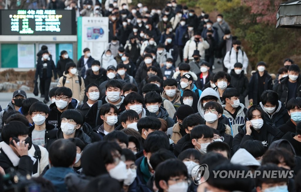 결국 600명대까지…1차 대유행 뛰어넘나 '수능변수' 촉각(종합)