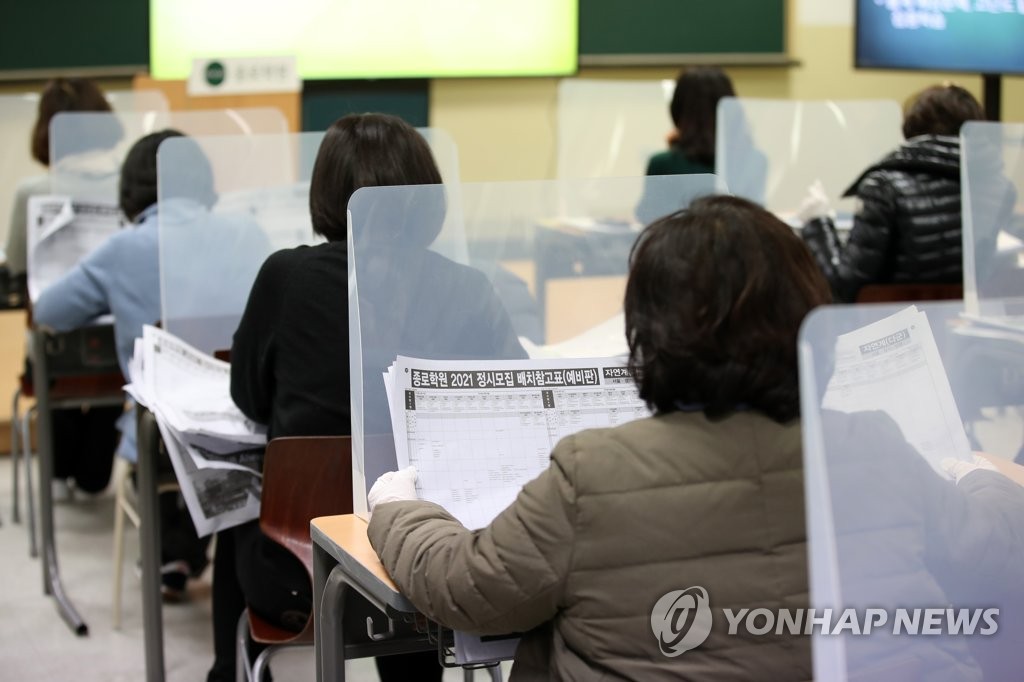 '학부모 차에서 덜덜'…코로나19 확산 속 대입 논술·면접 시작