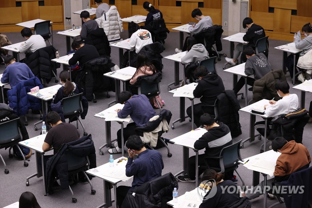 '학부모 차에서 덜덜'…코로나19 확산 속 대입 논술·면접 시작