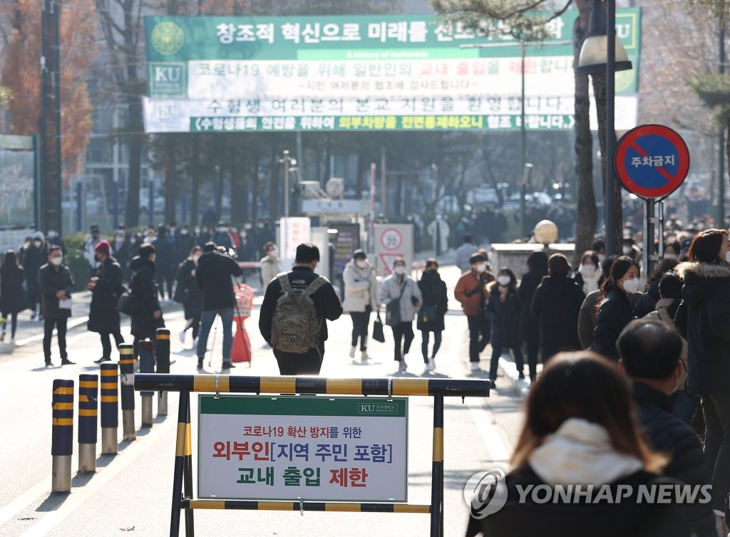 '학부모 차에서 덜덜'…코로나19 확산 속 대입 논술·면접 시작