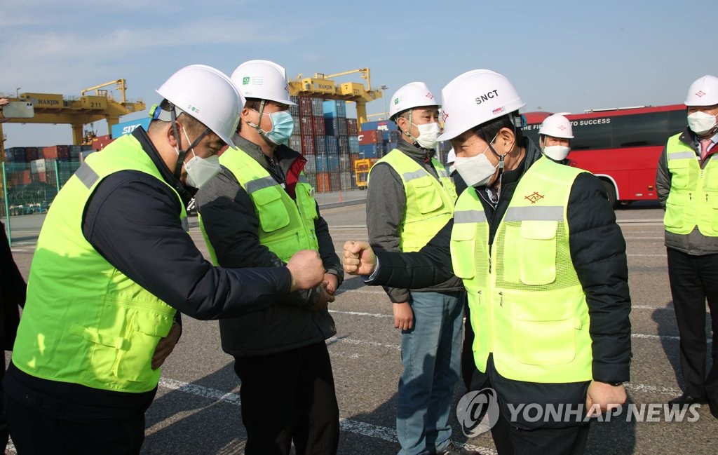 정총리 "어렵게 회복한 수출활력의 불씨 꺼지지않게 총력"