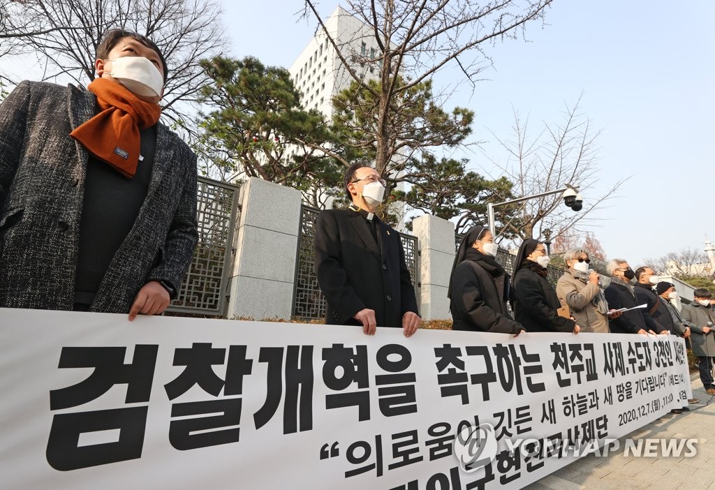 하필이면 그때…한동수 감찰부장, 정제천 신부 왜 만났나