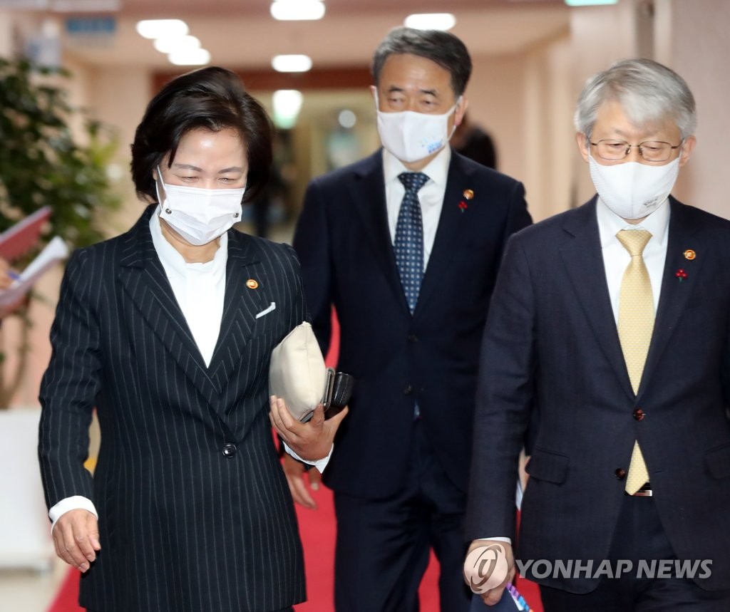 징계위 전초전…尹, 대검 감찰부 흔들며 秋 압박 공세
