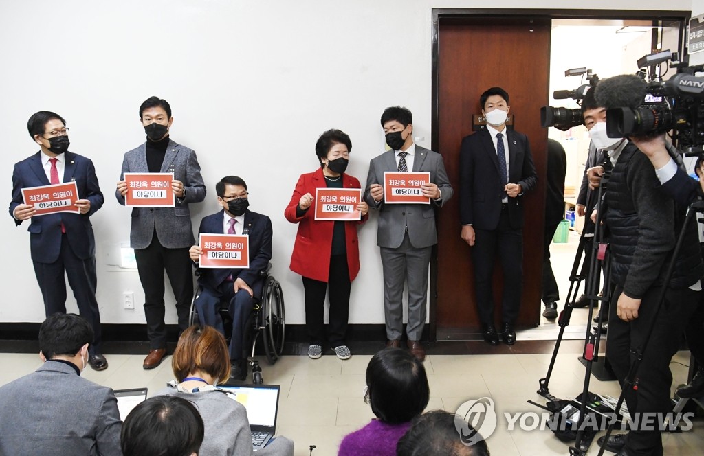 '비토권 무력화' 공수처법 개정안, 野 반발 속 법사위 통과(종합)