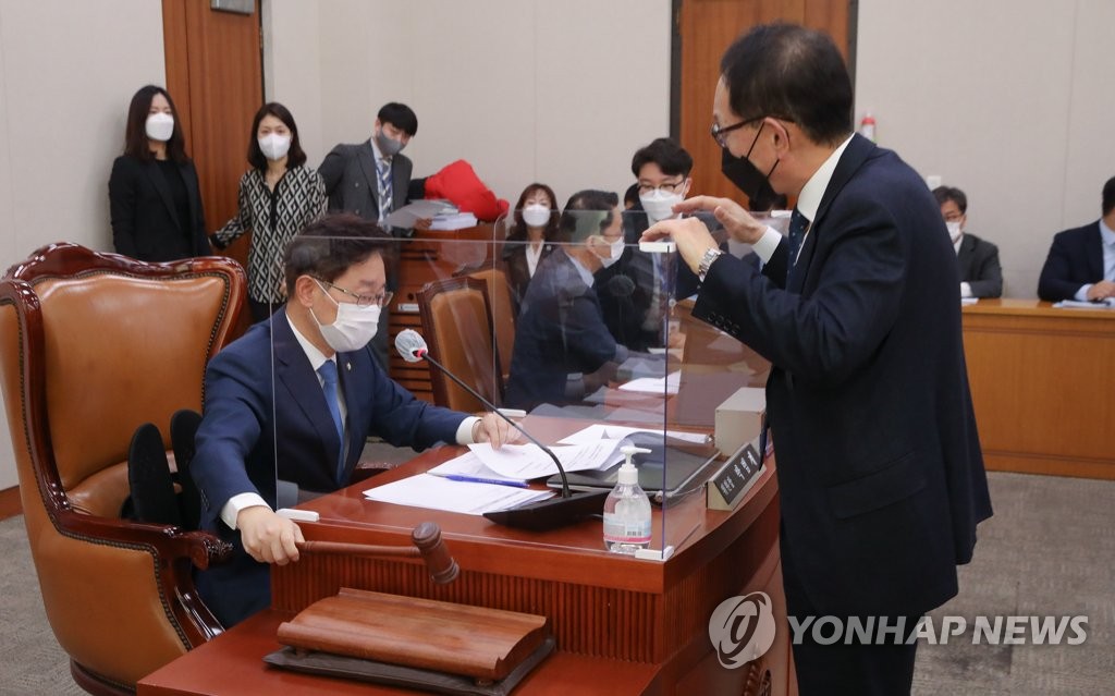 '비토권 무력화' 공수처법 개정안, 野 반발 속 법사위 통과(종합)