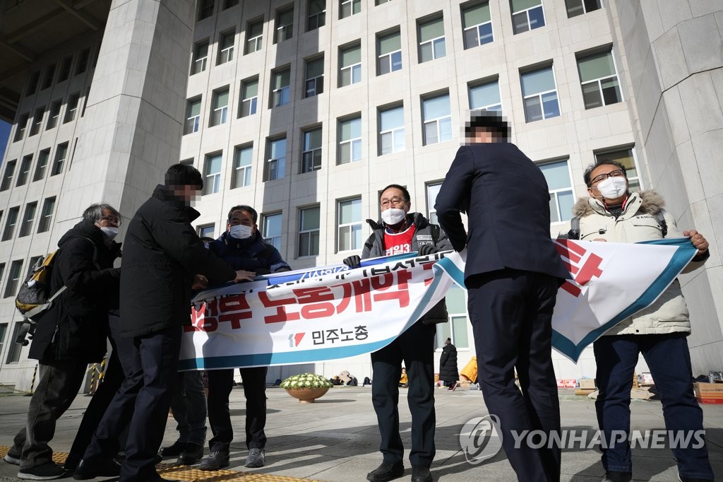 민주노총, 국회 본관 앞 기습 기자회견…"노조법 개정안 반대"