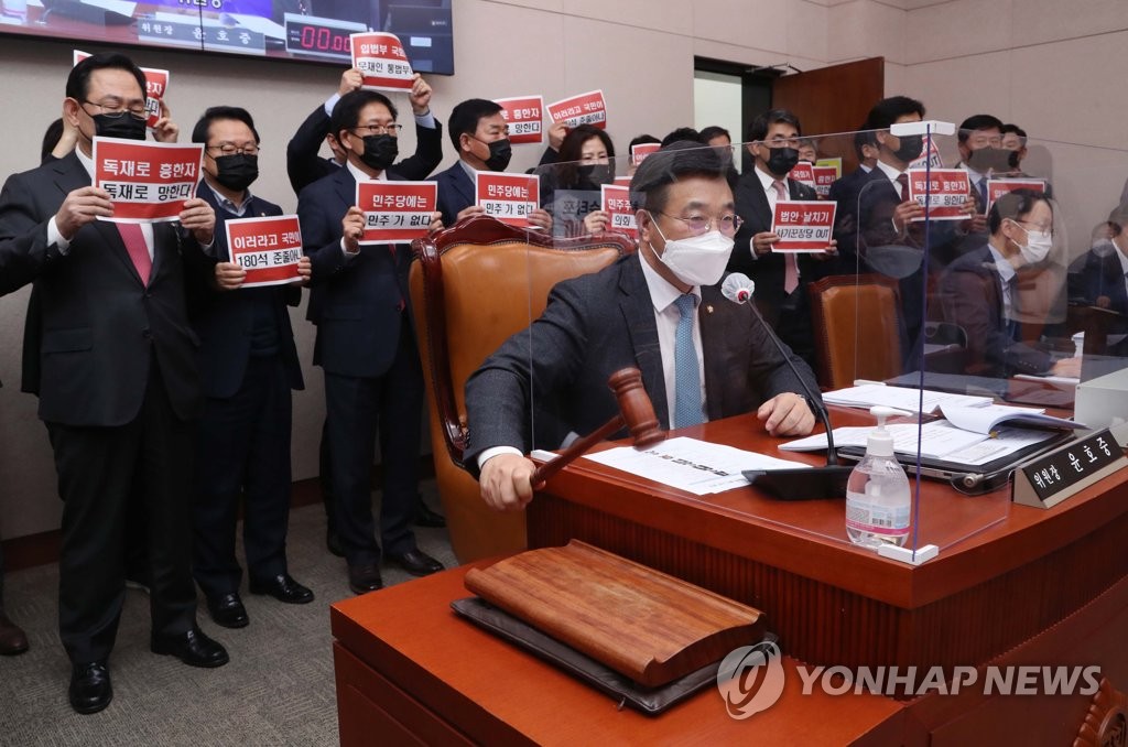 '공정경제 3법' 상임위 통과…반발해온 재계 '당혹'