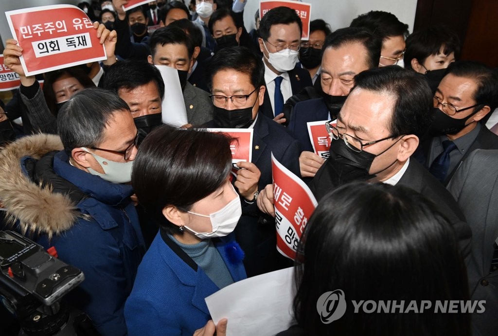 민주 "검찰개혁 9부능선 감개무량"…개혁입법 마무리 결의