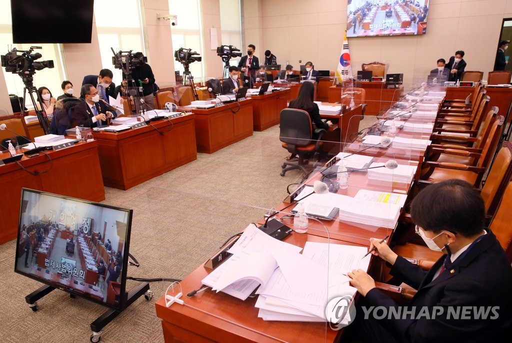 [속보] 세월호특조위 1년반 연장법, 법사위 통과