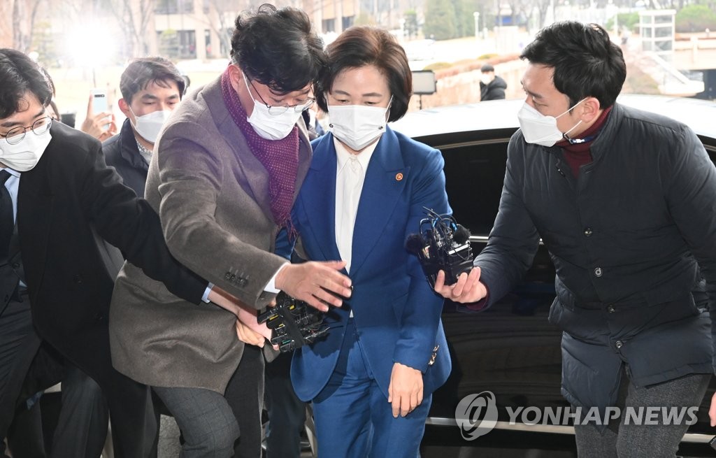 尹징계위 7시간 회의 결론 못내…위원 구성 편향성 논란