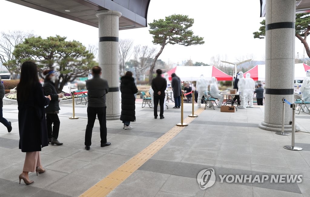 유성구청 공무원 감염…청사 11일 0시까지 폐쇄, 873명 검사 중(종합)