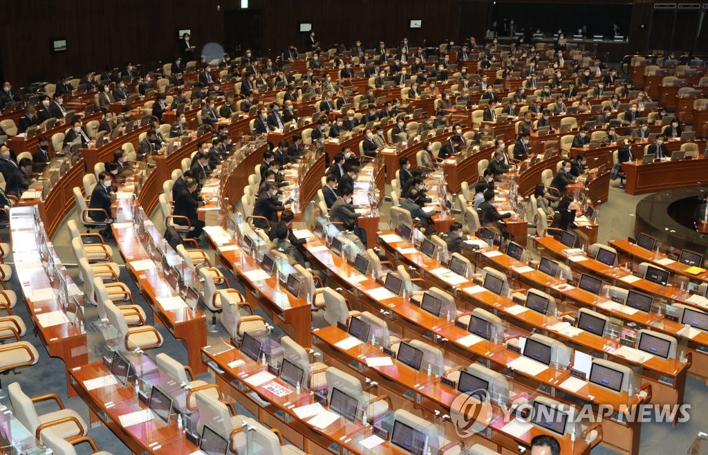 '벼랑 끝에 선' 검찰…수사권·조직 축소에 내분까지