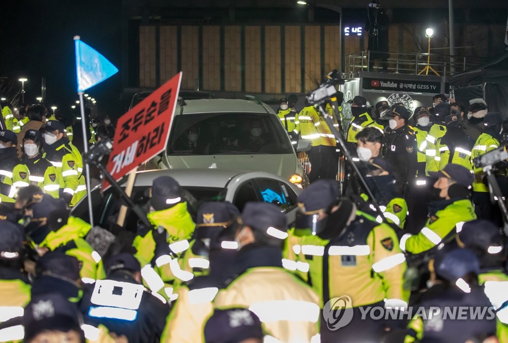 조두순, 12년 형기 마치고 출소…24시간 감시 개시(종합)