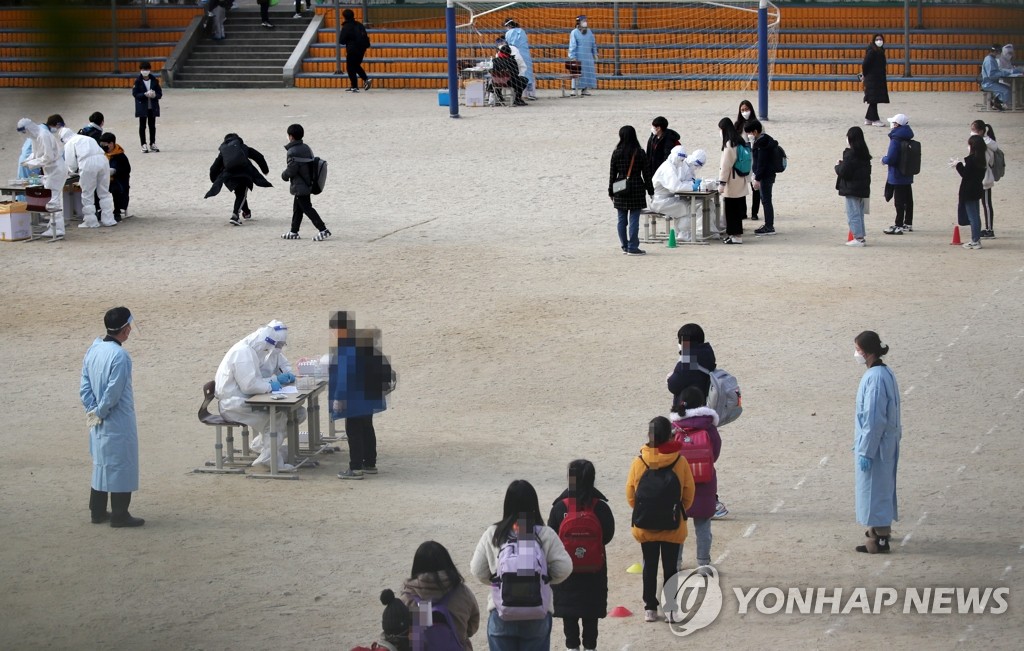 학생 66명 코로나19 확진…등교 중단 학교 8천356개교