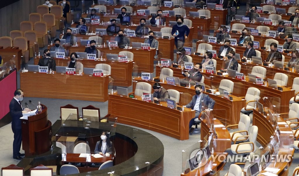 국민의힘 "코로나 핑계 필버 중단 말이 되나…한 입으로 두말"