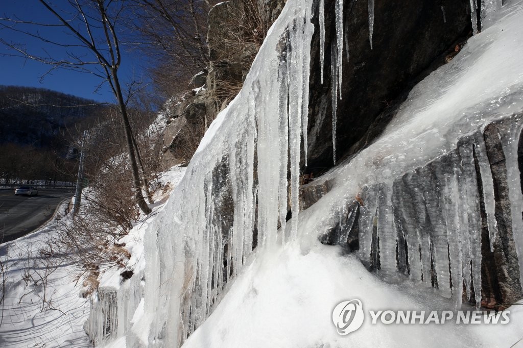 '춥다 추워' 강원 사흘째 맹추위…평창 면온 영하 24.1도