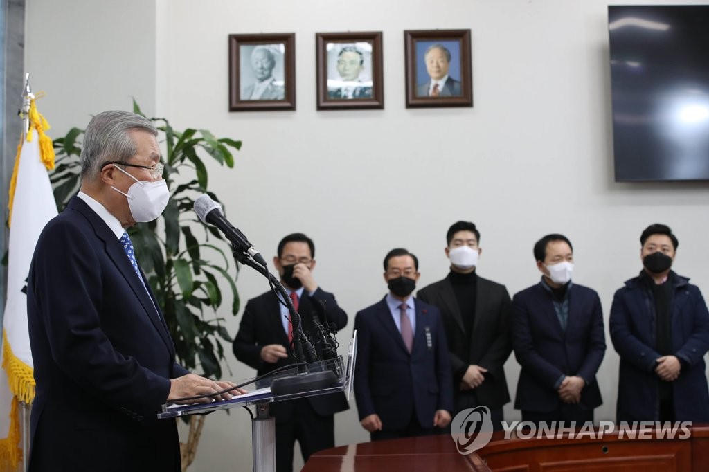 문대통령 "朴 국정농단 없었을 것"…'공수처 비판론' 일축